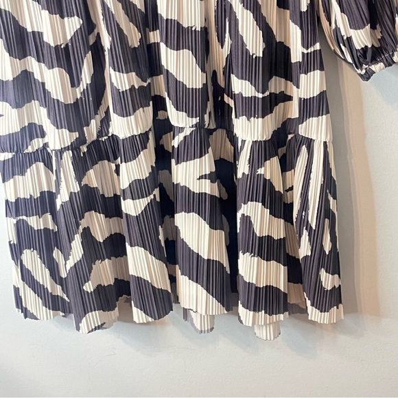 H&M Womens XL Accordion Pleat Mini Dress Deep V Neck Abstract Stripe Gray Tiered - Picture 4 of 8